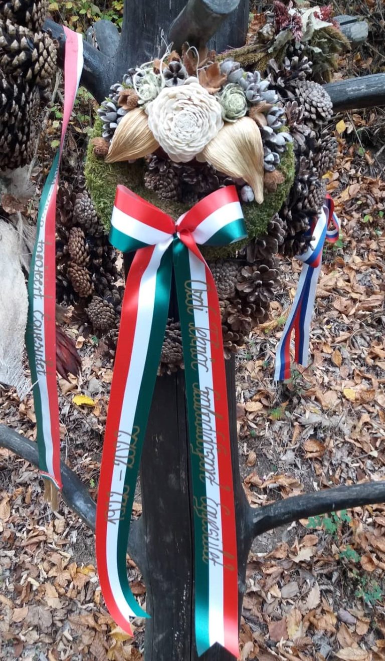 „Ez az út haza vezet, simítnak falevelek.”